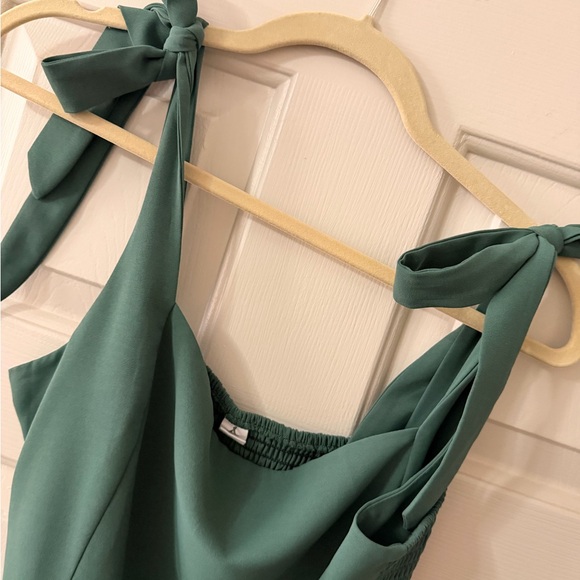 Chic Sleeveless Midi Dress in Green - Picture 4 of 6